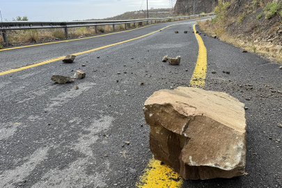 Tekirdağ'ı sağanak vurdu: Yola kaya parçaları düştü