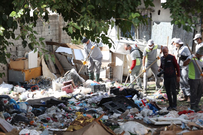 Antalya'da 8 evden tonlarca çöp çıktı