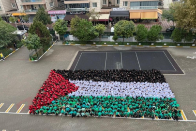 Bursa'da 600 öğrenciden Filistin’e dev bayraklı destek