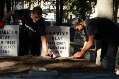 Her gün onlarca mezar temizleyerek fenomen oldular