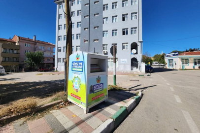 Orhaneli'de sokaklara kıyafet kumbaraları yerleştirildi