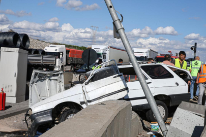 Beton bariyere çarpan otomobildeki 2 kişi öldü