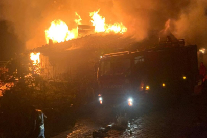 Çorum'da yangın: 3 ev küle döndü