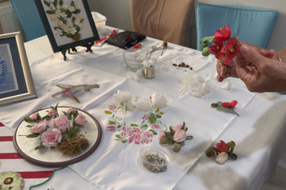 İpek böceği kozalarını 31 yıldır sanata dönüştürüyor