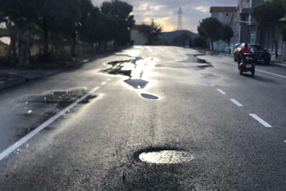 İzmir'de 11 gün önce yapılan asfalt çöktü
