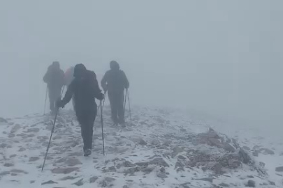 Uludağ'da yılın ilk karını zirvede kutladılar