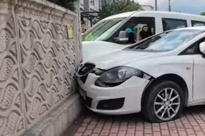 Bursa'da hafif ticari araç ile otomobil çarpıştı