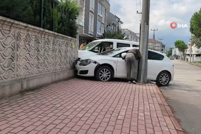 Bursa'da hafif ticari araç ile otomobil çarpıştı