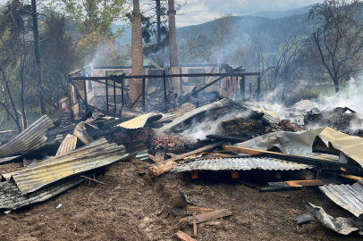 Alevlere teslim olan ahşap ev küle döndü