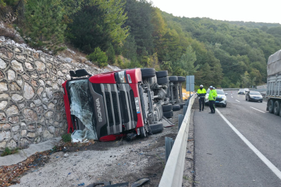 Bursa'da tır devrildi: 2 kişi yaralandı