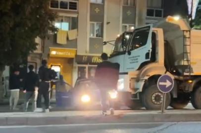 Seyir halindeki kamyon otomobile çarptı