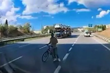 Bursa'da bisikletli vatandaşın tehlikeli yolculuğu
