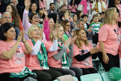 Yeşil beyaz tribünlerde pembe farkındalık