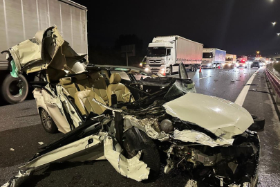 Kuzey Marmara Otoyolu'nda otomobil kamyonete çarptı: 3 yaralı