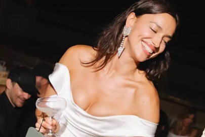 Irina Shayk sosyal medyayı salladı: Yatakta üstsüz selfie çekti!