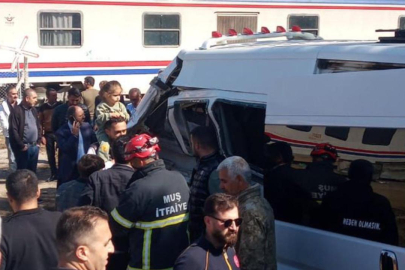Yolcu treni servis minibüsüne çarptı: 17 öğrenci yaralandı