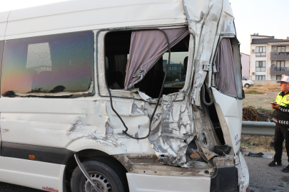 Kamyon işçi servisine çarptı: 1 ölü