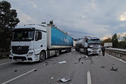 Otoyolda kaza: Hurdaya dönen tırdan burnu bile kanamadan çıktı