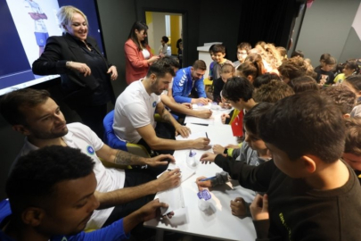 Bursa Büyükşehir Belediyesporlu voleybolcular, öğrencilerle buluştu