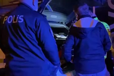 Alkollü yakalanan sürücü aracını öve öve bitiremedi