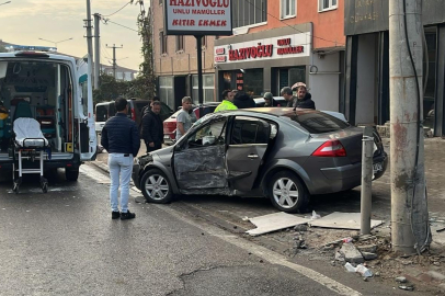 Bursa'da otomobil betan direğe çarptı