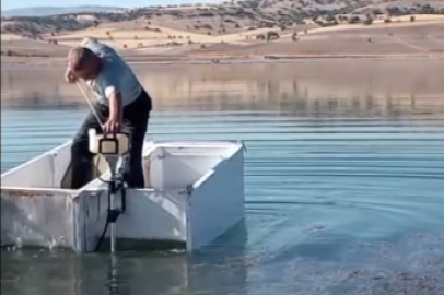 Buzdolabından kayık yaptı!