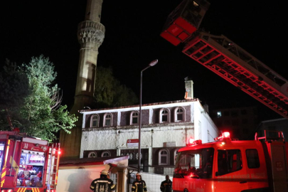 Erzurum'da tarihi caminin çatısında yangın