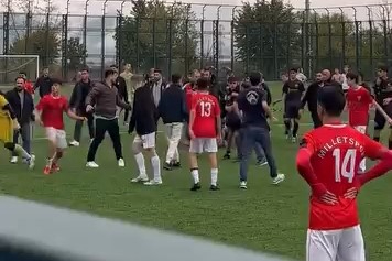 Bursa'da futbolcular birbirine girdi!