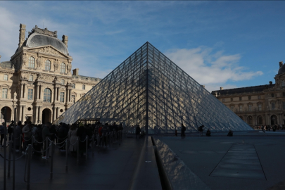Fransa'da Louvre Müzesi'nden tarihi eser çalan hırsızlar aranıyor