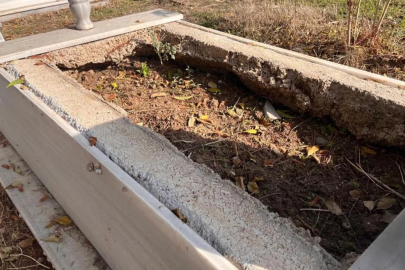 Mezar mermerlerini çalıp evinin bahçesine döşedi