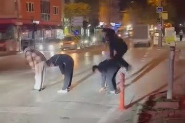 Görüntüler Bursa'dan... Caddenin ortasında oyun oynadılar