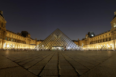 Louvre Müzesi kapılarını ziyaretçilere yeniden açtı