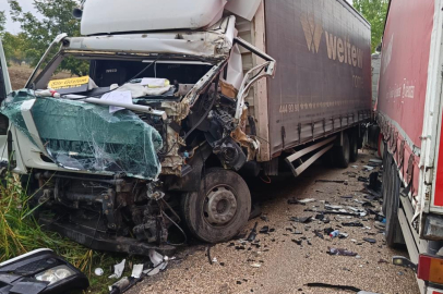Bursa'da feci kaza: Kabinde sıkışan bir sürücü yaralandı!