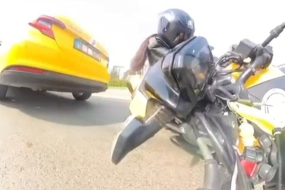 Bursa'da motosikletli, önünde duran taksiye çarptı