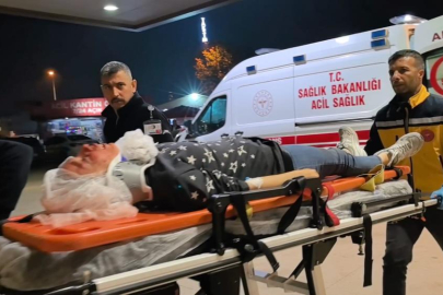 Kontrolden çıkan otomobil duvara çarptı: 3 kişi yaralandı