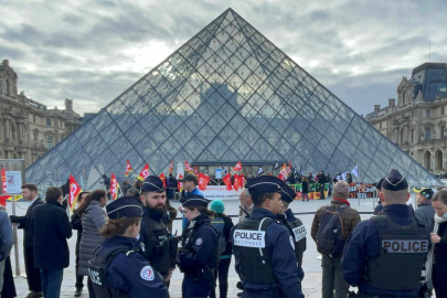 Louvre Müzesi'nin müdürü istifa etti
