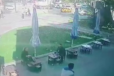 Bursa'da şiddetli lodos tabelayı uçurdu: Kafedeki 2 kişi tabelanın altında kalmaktan son anda kurtuldu