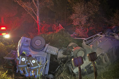 Bursa’da tır şarampole yuvarlandı: 1’i ağır 2 yaralı