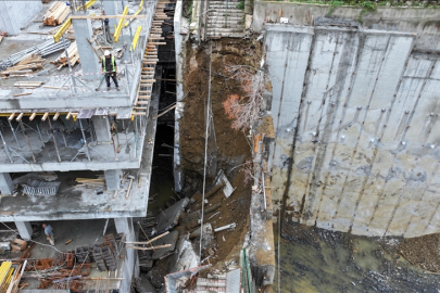 İnşaat halindeki binanın istinat duvarı yıkıldı