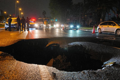 Sağanak sonrası yol çöktü
