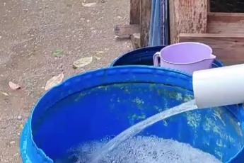 Bursa'da yağmur suyunu varillere biriktirerek tasarruf ediyor