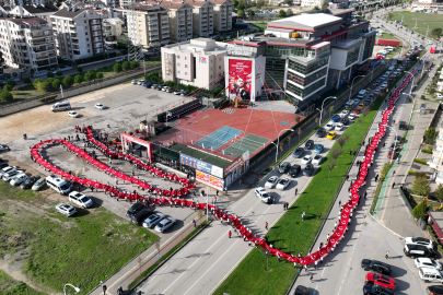 Bursa'da 500 metre uzunluğunda Türk Bayrağı açıldı