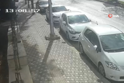 Bursa'da fırtına ağacı böyle devirdi