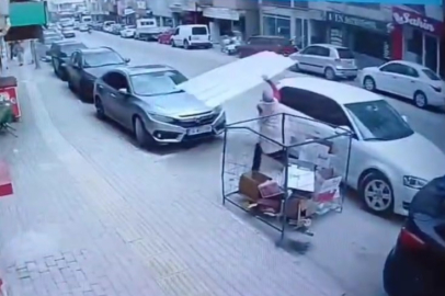 Bursa'da korku dolu anlar: Üzerine çatı düşüyordu...