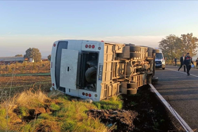 İşçilerini taşıyan midibüs devrildi: 23 kişi yaralandı