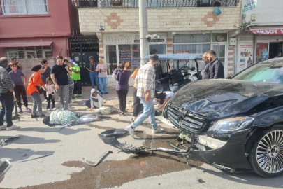 Otomobil ile golf aracı çapıştı: 2'si ağır 3 yaralı