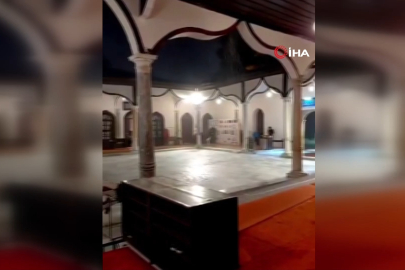 596 yıllık tarihi caminin kubbesine yıldırım düştü