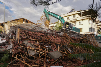 Balıkesir'de enkaz kaldırma çalışmaları başladı