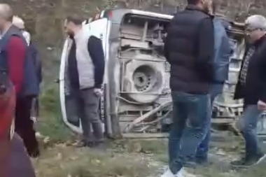 Bursa'da yolcu minibüsü devrildi: Yaralılar var!