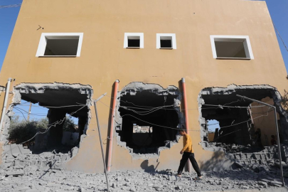 Katil İsrail ordusu, Batı Şeria'da Filistinlilere ait iki evi yıktı